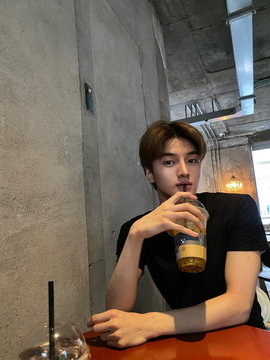 fav_cjh's tweet photo. 존잘 손님 커피(아님) 주문 받는 훈남 알바생🫶🏻 https://t.co/AOBmH8y2hV