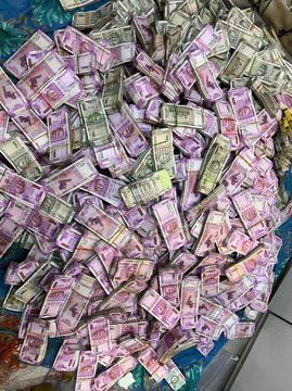 RamsuratRai's tweet photo. कांग्रेस की मनमोहन जी की सरकार में ED ने 10 साल में 4 हजार करोड़ की संपत्ति जब्त की थी जबकि प्रधान सेवक श्री @narendramodi जी की सरकार में ED ने 8 साल में ही 1 लाख करोड़ से ज्यादा की संपत्ति जब्त की है।

बंगाल की दीदी तो झांकी है 
दिल्ली वाली माता अभी बाकी है
#NationalHeraldScam https://t.co/7IzlUZcQ5i
