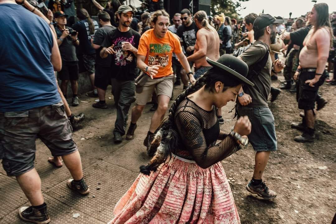 Reva_Clarimonda's tweet photo. Fotones de Ayde Suicida, skater boliviana que acompaño a la banda Visceral Vomit de Bolivia, en el reciente festival Obscene Extreme en Republica Checa. Ayde se vistió de cholita, trepó al escenario, pogueó, hizo mosh y stage con el público asistente.

Fotos: Jiry Vesely https://t.co/klC3DFV33N