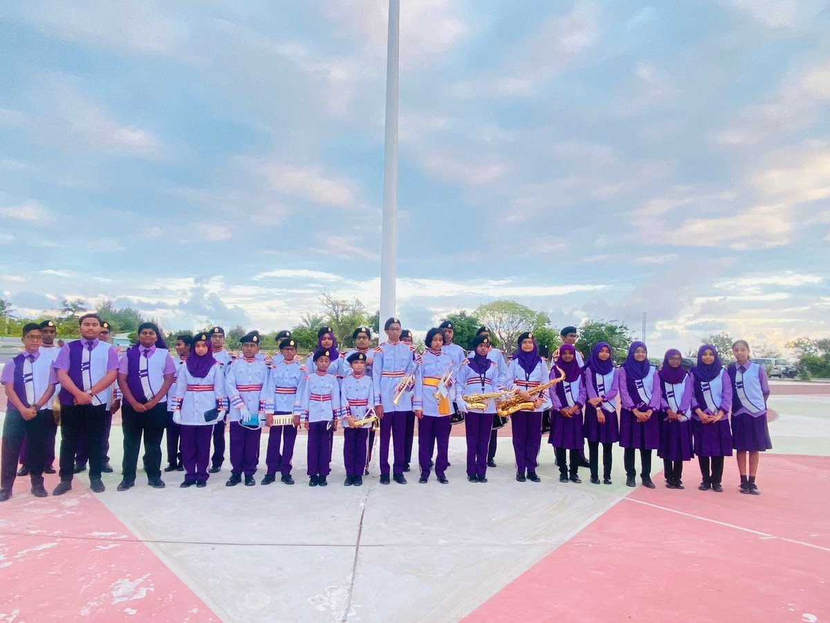 SchoolHithadhoo's tweet photo. 57 ވަނަ މިނިވަން ދުވަހުގެ މުނާސަބަތުގައި އައްޑޫ ސިޓީގައި މިއަދު ހެނދުނު ބޭއްވުނު ދިދަ ނެގުމުގެ ރަސްމިއްޔާތުގައި ހިތަދޫ ސްކޫލް އަދި ޝަރަފުއްދީން ސްކޫލްގެ  ބޭންޑުން ގައުމީ ސަލާމް ކުޅުން. @MoEdumv https://t.co/qiSlAglHJN