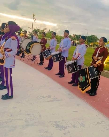 SchoolHithadhoo's tweet photo. 57 ވަނަ މިނިވަން ދުވަހުގެ މުނާސަބަތުގައި އައްޑޫ ސިޓީގައި މިއަދު ހެނދުނު ބޭއްވުނު ދިދަ ނެގުމުގެ ރަސްމިއްޔާތުގައި ހިތަދޫ ސްކޫލް އަދި ޝަރަފުއްދީން ސްކޫލްގެ  ބޭންޑުން ގައުމީ ސަލާމް ކުޅުން. @MoEdumv https://t.co/qiSlAglHJN