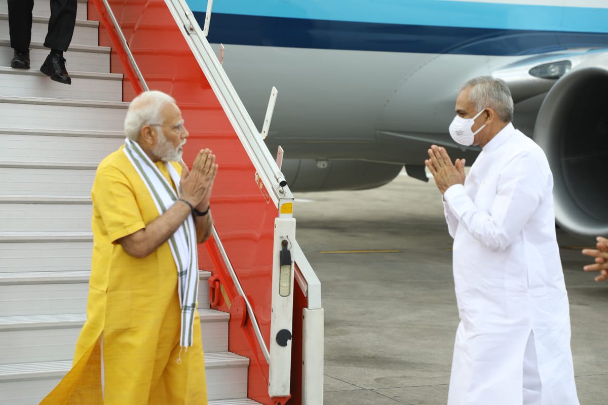 ADevvrat's tweet photo. भारत के यशस्वी प्रधानमंत्री आदरणीय श्री @narendramodi जी आज गुजरात के प्रवास पर अहमदाबाद एयरपोर्ट पहुंचे। एयरपोर्ट पर गुजरात के माननीय मुख्यमंत्री श्री @Bhupendrapbjp जी के साथ मिलकर आदरणीय ��्रधानमंत्री जी का हार्दिक स्वागत किया। https://t.co/91eAi34QWr