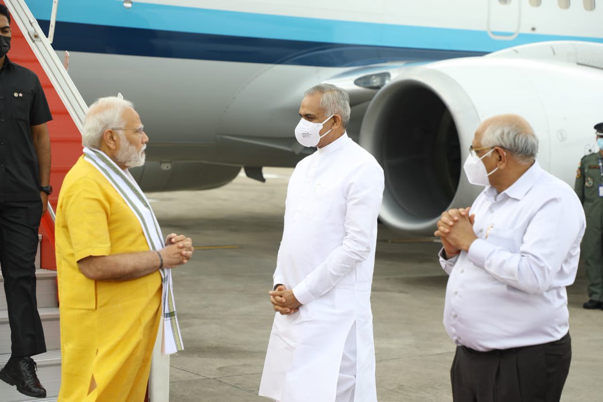ADevvrat's tweet photo. भारत के यशस्वी प्रधानमंत्री आदरणीय श्री @narendramodi जी आज गुजरात के प्रवास पर अहमदाबाद एयरपोर्ट पहुंचे। एयरपोर्ट पर गुजरात के माननीय मुख्यमंत्री श्री @Bhupendrapbjp जी के साथ मिलकर आदरणीय ��्रधानमंत्री जी का हार्दिक स्वागत किया। https://t.co/91eAi34QWr