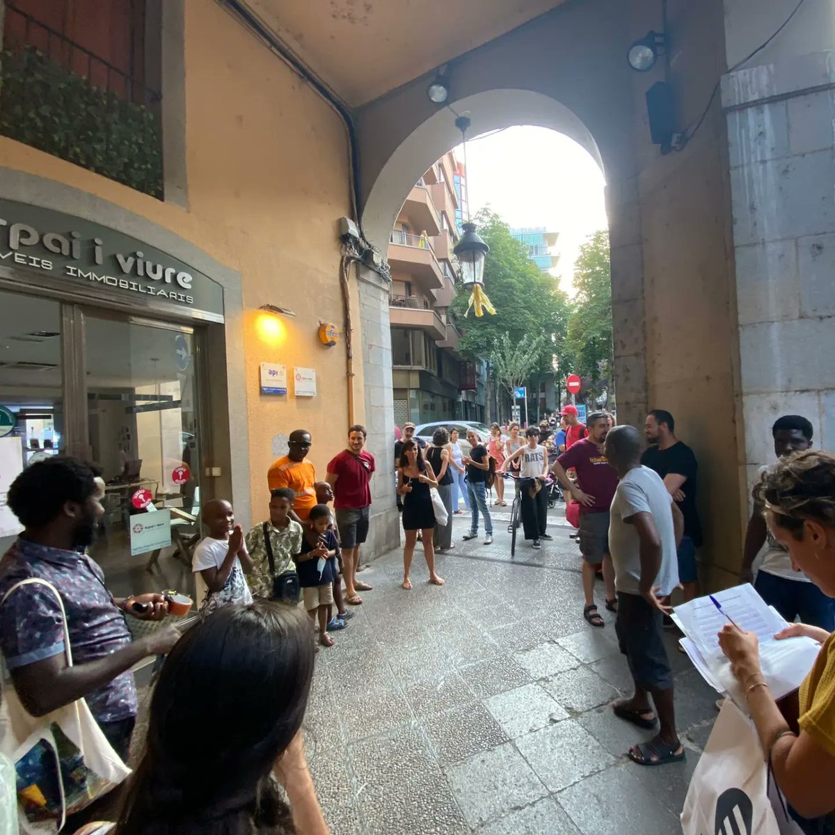 RacismeLloguers's tweet photo. CAMPANYA | 📢 Ahir vam participar a la roda de premsa per presentar #AquíEsPracticaRacismeImmobiliari, una campanya per denunciar les immobiliàries que apliquen filtres racistes a l'hora de llogar un habitatge.

📲 Més informació a @Llogateres_Gi, @SaltSindicat i @sosracisme! https://t.co/9J3r9PJRSS
