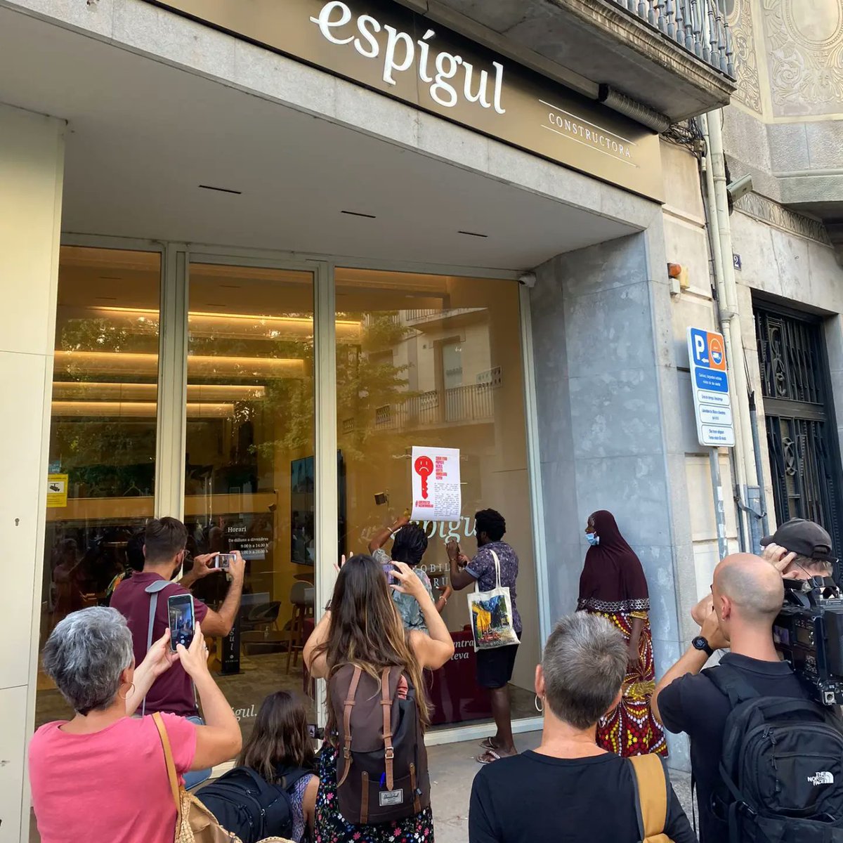 RacismeLloguers's tweet photo. CAMPANYA | 📢 Ahir vam participar a la roda de premsa per presentar #AquíEsPracticaRacismeImmobiliari, una campanya per denunciar les immobiliàries que apliquen filtres racistes a l'hora de llogar un habitatge.

📲 Més informació a @Llogateres_Gi, @SaltSindicat i @sosracisme! https://t.co/9J3r9PJRSS
