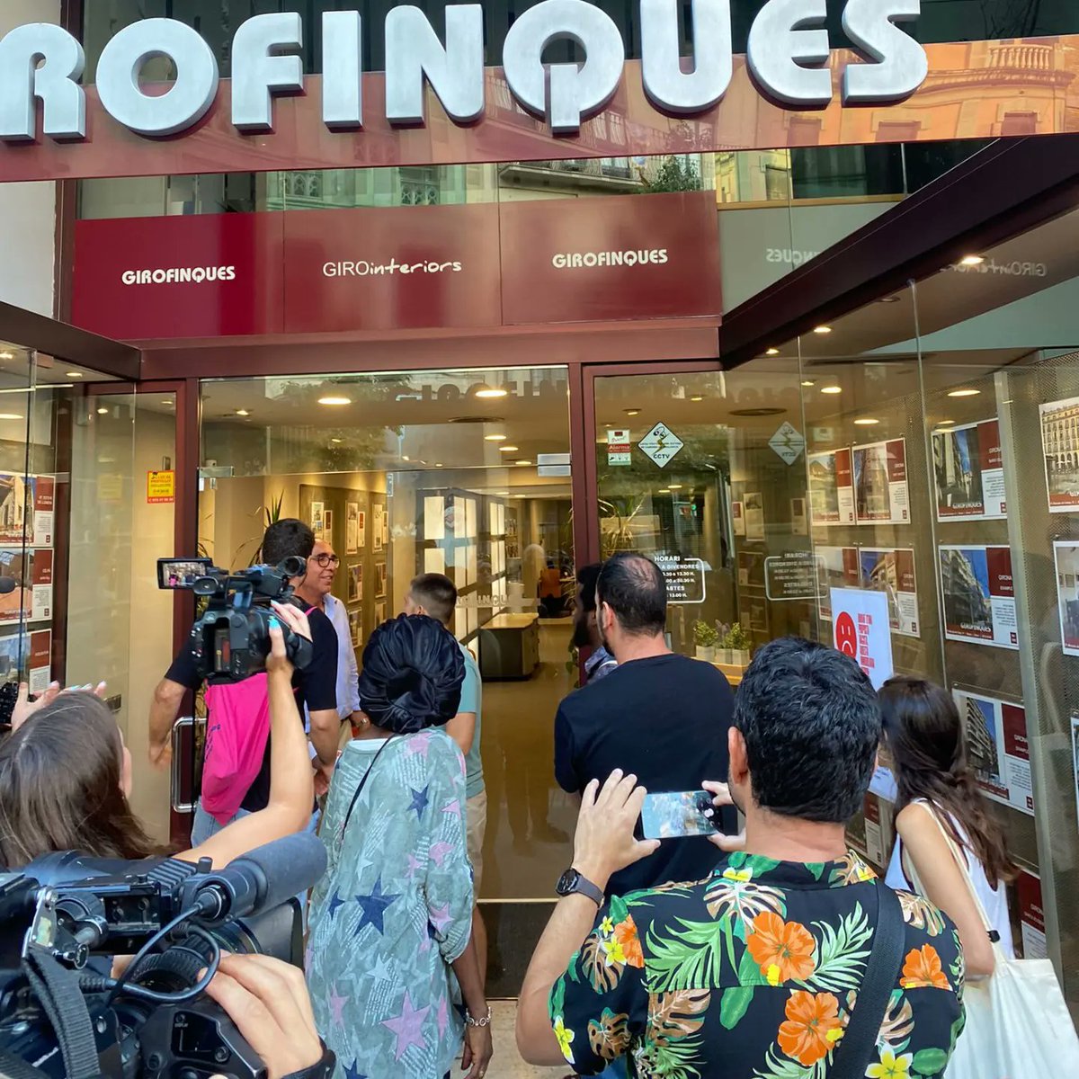 RacismeLloguers's tweet photo. CAMPANYA | 📢 Ahir vam participar a la roda de premsa per presentar #AquíEsPracticaRacismeImmobiliari, una campanya per denunciar les immobiliàries que apliquen filtres racistes a l'hora de llogar un habitatge.

📲 Més informació a @Llogateres_Gi, @SaltSindicat i @sosracisme! https://t.co/9J3r9PJRSS