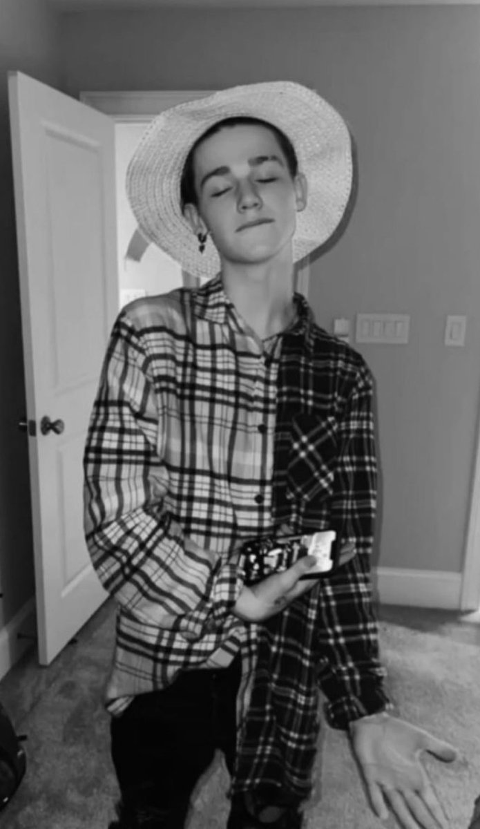 bizzIezbae's tweet photo. 12:00 july 28.
happy birthday mermier!!hope you have an amazing day thank you so much for existing haha I’ve been able to meet so many great people because of you. I feel like we were just celebrating ur 16th birthday anyways happy birthday have fun ily <3 #PYTNBDAY https://t.co/kxUoGRL8rn