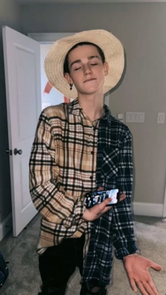 bizzIezbae's tweet photo. 12:00 july 28.
happy birthday mermier!!hope you have an amazing day thank you so much for existing haha I’ve been able to meet so many great people because of you. I feel like we were just celebrating ur 16th birthday anyways happy birthday have fun ily <3 #PYTNBDAY https://t.co/kxUoGRL8rn
