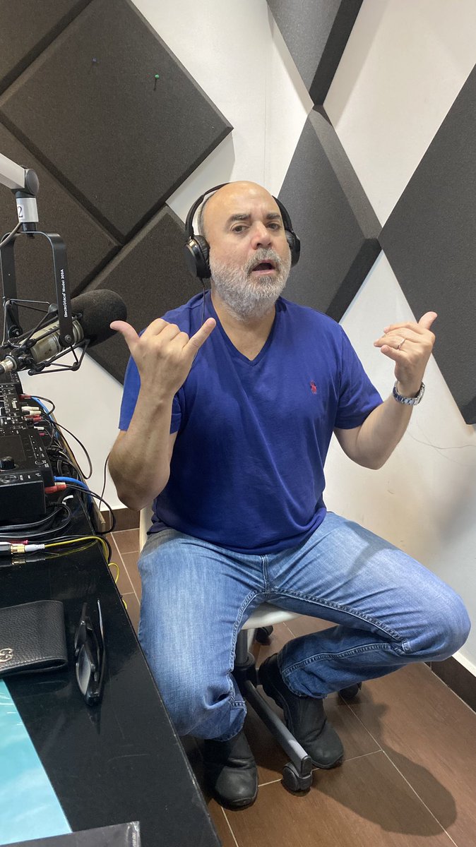 los33panama's tweet photo. Gracias a los amigos de @Antena8panama por la invitacion a @vicjuliao #GuestHost #TakesOver del miércoles 27 de julio🤘 #RockDePanama https://t.co/bKd64BC3M5