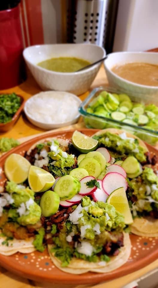 ChefDivinoJ3's tweet photo. A quien se le antojo este delicioso plato de Tacos de Asada estilo @DivinoJ3 😋👨🏻‍🍳 #chefdivino #tacos #tacosdelengua #salsa  #rabanos #pepinos https://t.co/aGaKjbB9k5