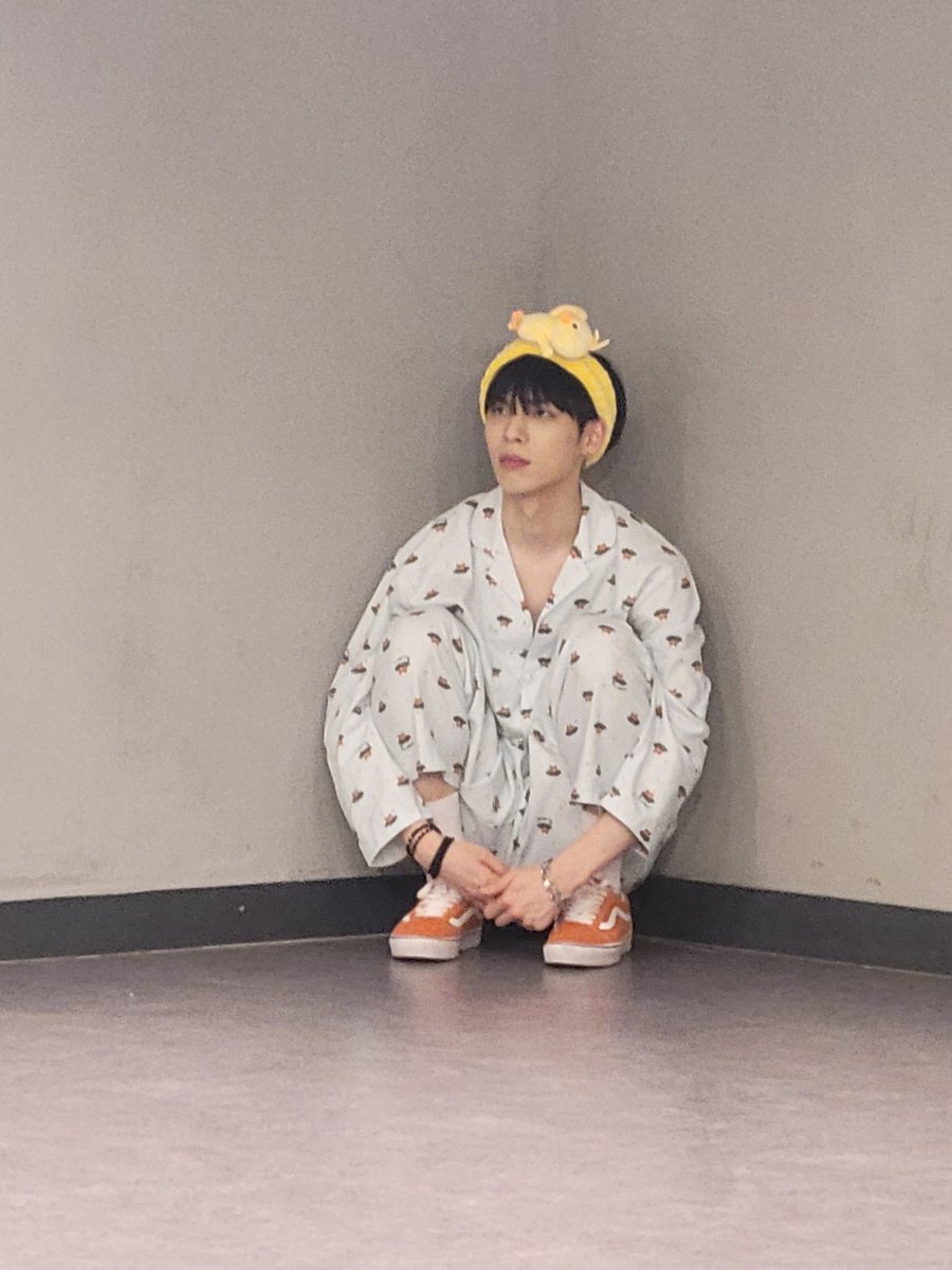 forevercix's tweet photo. #병곤 #BX #CIX 🌌 FNS https://t.co/REzjJs930C