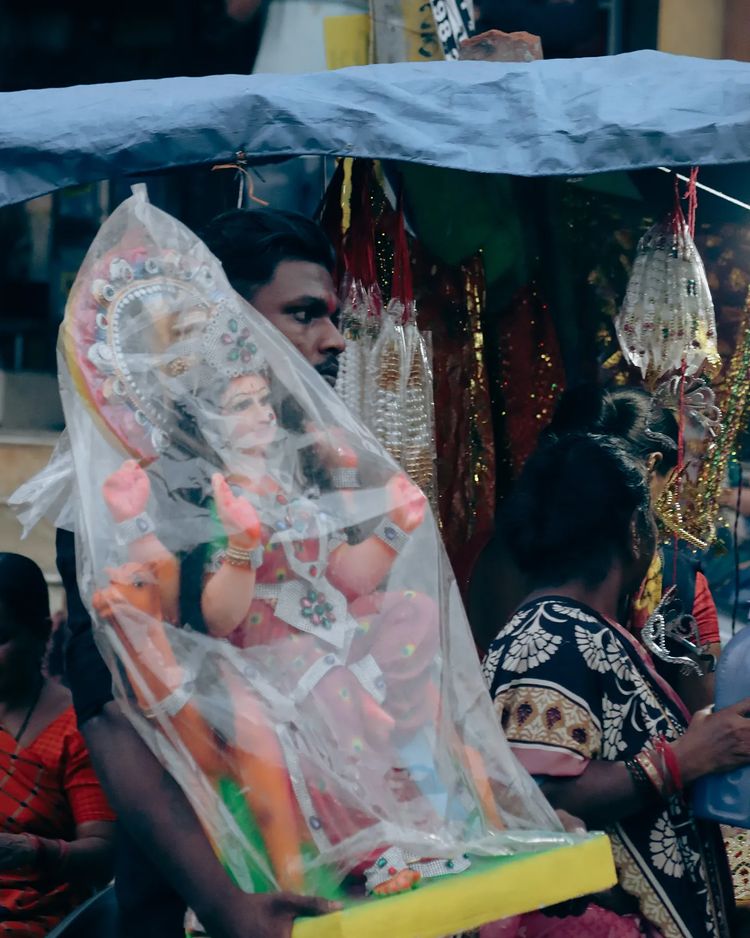 BarodaMirror's tweet photo. દશામાં નું વ્રત આજથી શરૂ થઈ રહ્યું છે.
સામાન્ય રીતે દસ દિવસ માટે આ વ્રત ઉજવાતું હોઈ છે.
આ વખતે ભક્તો માં અલગ ઉત્સાહ અને આનંદ જોવા મળી રહ્યો છે.
Image: exploring_through.my.lens
#dashamaa #dashamaavrat #vadodara #baroda #vadodaranews #barodanews #barodamirror #barodamirrornews https://t.co/VZ0UQZcbgv