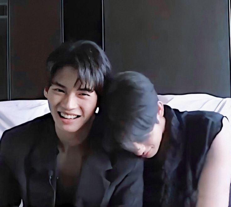 P'jennie : aku boleh minta nomornya Brightwin ga? 
Bright : nunjuk win * minta sama win 

Win : Kamu bisa punya dua pacar ga? 
Bright : kmu jangan mikir kayak gitu.. Yaa terserah kamu sih 

Fans : P'bright aegyeo juseyo ~
Bright : gamau.. Sseorang nnti bakal cemburu 

#ไบร์ทวิน