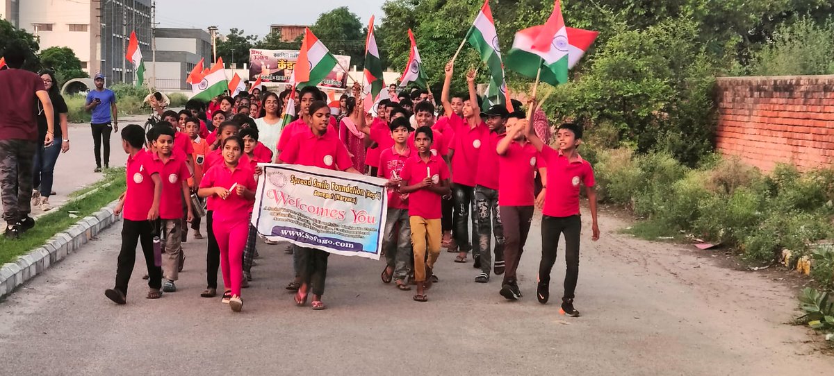 स्प्रेड स्माइल फाउंडेशन एवम अमर उजाला फाउंडेशन द्वारा कारगिल शहीद दिवस के उपलक्ष्य में कैंडल मार्च निकाल कर कारगिल वीरों को नमन किया गया।
#KargilVijayDiwas2022 #tribute #ssf