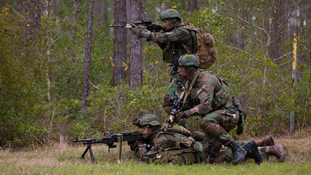 Throwback Thursday Meerdere keren per jaar vinden er gezamenlijke trainingen plaats met collega #mariniers uit andere landen. Op Camp Lejeune, Amerika, trainden mariniers met collega's van het U.S. Marine Corps tijdens de training Caribbean Urban Worrior #QPO #TBT #KorpsMariniers