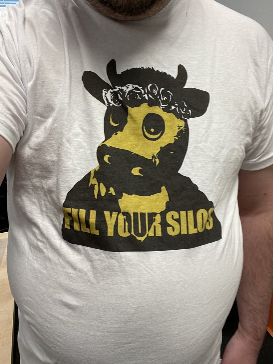 toschi83's tweet photo. #farmcon22 Merch im Bรผro @GIANTSSoftware @farmingsim @CreativeMesh https://t.co/qqdrCykjFC