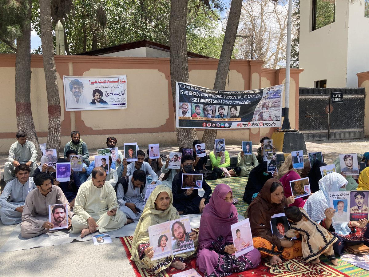 کوئٹہ میں 8دن سےدھرنےمیں بیٹھےلاپتہ افرادکےلواحقین کوبالاحکام کی طرف سےیقین دہانی کےمطالبےکوحکومت کی طرف سےنظراندازی اورغیرسنجیدگی کےخلاف لواحقین آج 12بجےپریس کانفرنس گرینگی اورآئندہ لائحہ عمل کااعلان کرینگی
تمام صحافی و دیگرافرادسےاپیل کرتےہیں کہ دھرنےمیں شرکت کرکےہماری آوازبنیں