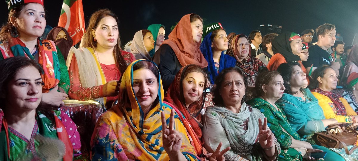 koukeb1's tweet photo. ایف نائن پارک میں جناب عمران خان صاحب کی کال پر جیت کی خوشی میں جشن
#عوام_کی_جیت https://t.co/EFbVNf2eRT