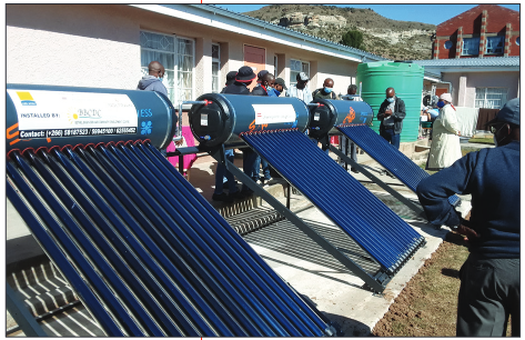 Richard_Loyen's tweet photo. Au Lesotho 🇱🇸 le Bethel Business and Community Development Centre #BBCDC est un centre de formation qui utilise au quotidien l'énergie solaire et forme à sa maîtrise. Du PV pour ⚡️☀️, ST pour ♨️☀️ et des cuiseurs solaires 😋👍 https://t.co/L6yuZ2Qtge