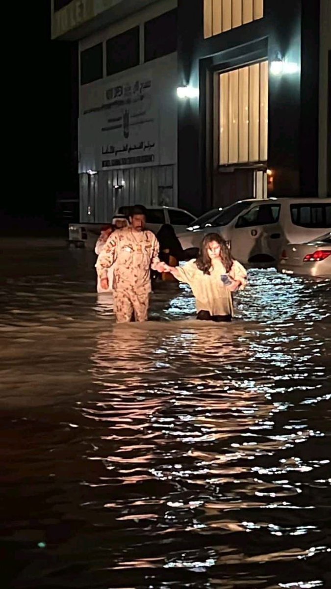Sajwani's tweet photo. A picture from last night summarizing how strong and cohesive our society is … Emiratis … Expats … Authorities  … all stand together in difficult times 🙏🏼 thank you UAE AF ! 🇦🇪 https://t.co/ToX4nWrYXx