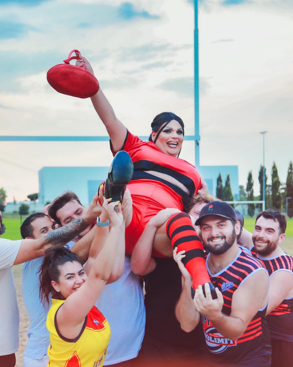 la_lova's tweet photo. Category is  : Ma France à moi ! Toulouse capitale du rugby, allez le stade ❤️ 📸@GabinFueyo - Merci Touwin Rugby Club
#dragracefrance #lovaladiva #Touwin #rugby #ovalie #stadetoulousain #toulousemaville #dragqueen #terrainderugby #chabal #challenge #couture #look https://t.co/itj9tA8zna