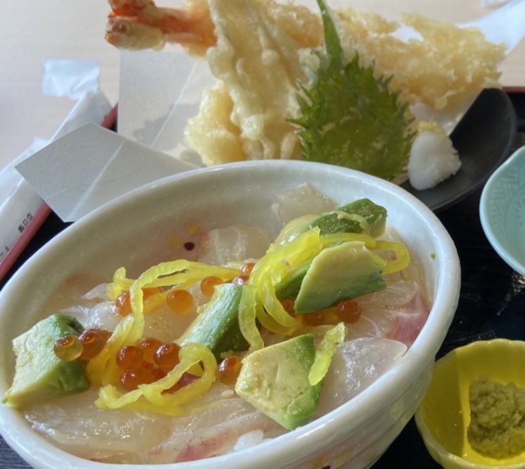 回る寿司屋の定食です🐟 海鮮丼に天ぷら。 とりあえず、間違いないでしょ！