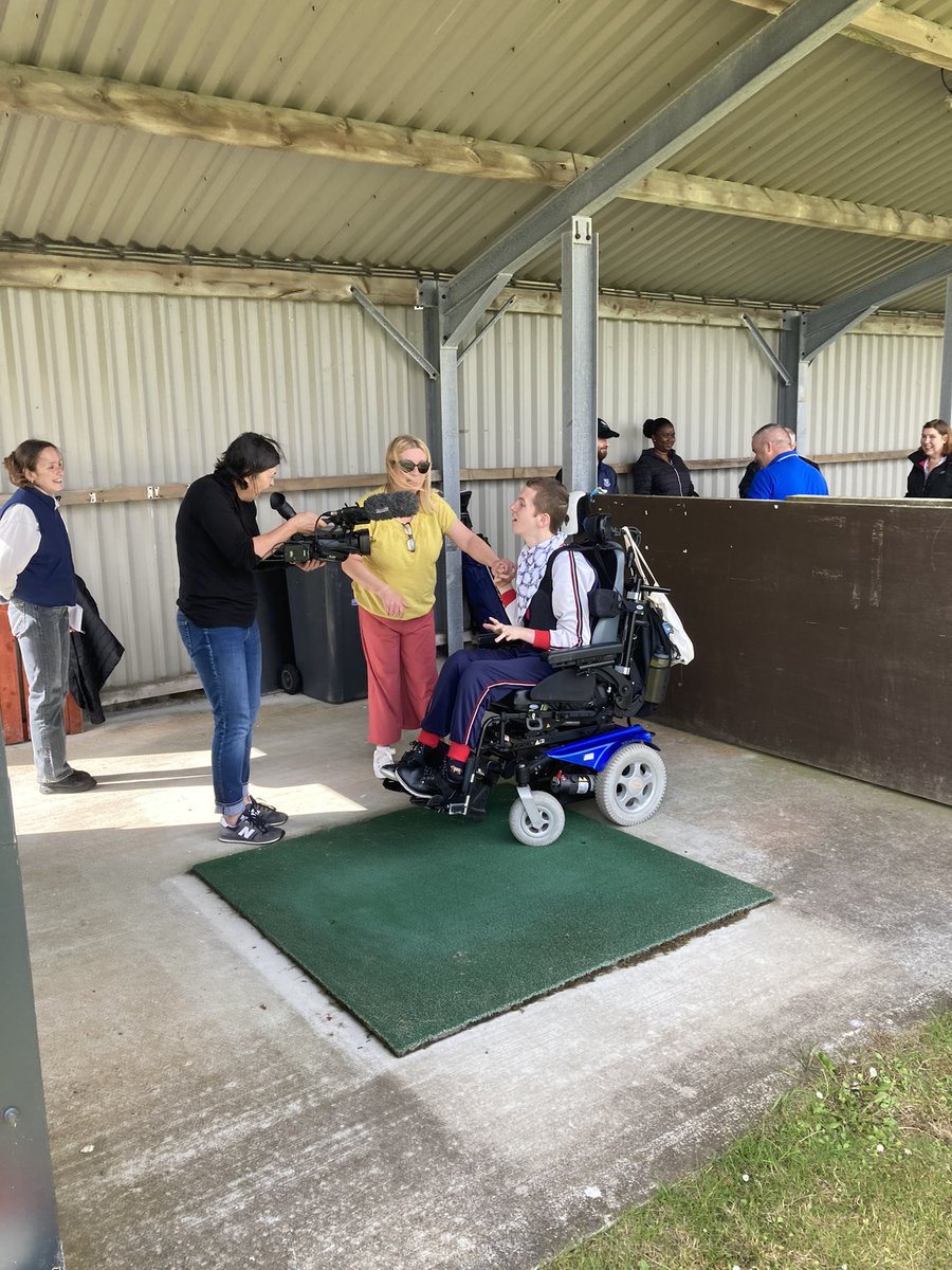 SportOuter's tweet image. ⛳️ Scottish Disability Golf Coach Brad Ferguson and Scottish Internationalist Kenny “Kuna” Morrison introduced the sport to some of our locals yesterday 😁👏 Great fun was had by all 🏌🏻‍♀️ The session took place @backfrc driving range.