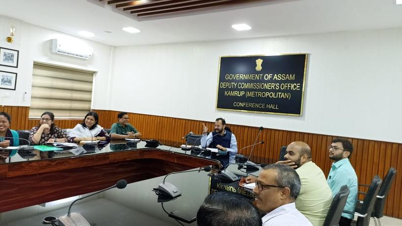 DCKamrupMetro's tweet photo. DC, Kamrup(M) Shri Pallav Gopal Jha chaired a meeting with heads of educational institutions, professors, representatives from NSS, NCC and student bodies alongwith officials regarding evaluation of Orunodoi beneficiaries by students and sought cooperation of all stakeholders. https://t.co/3eN29ycgI1