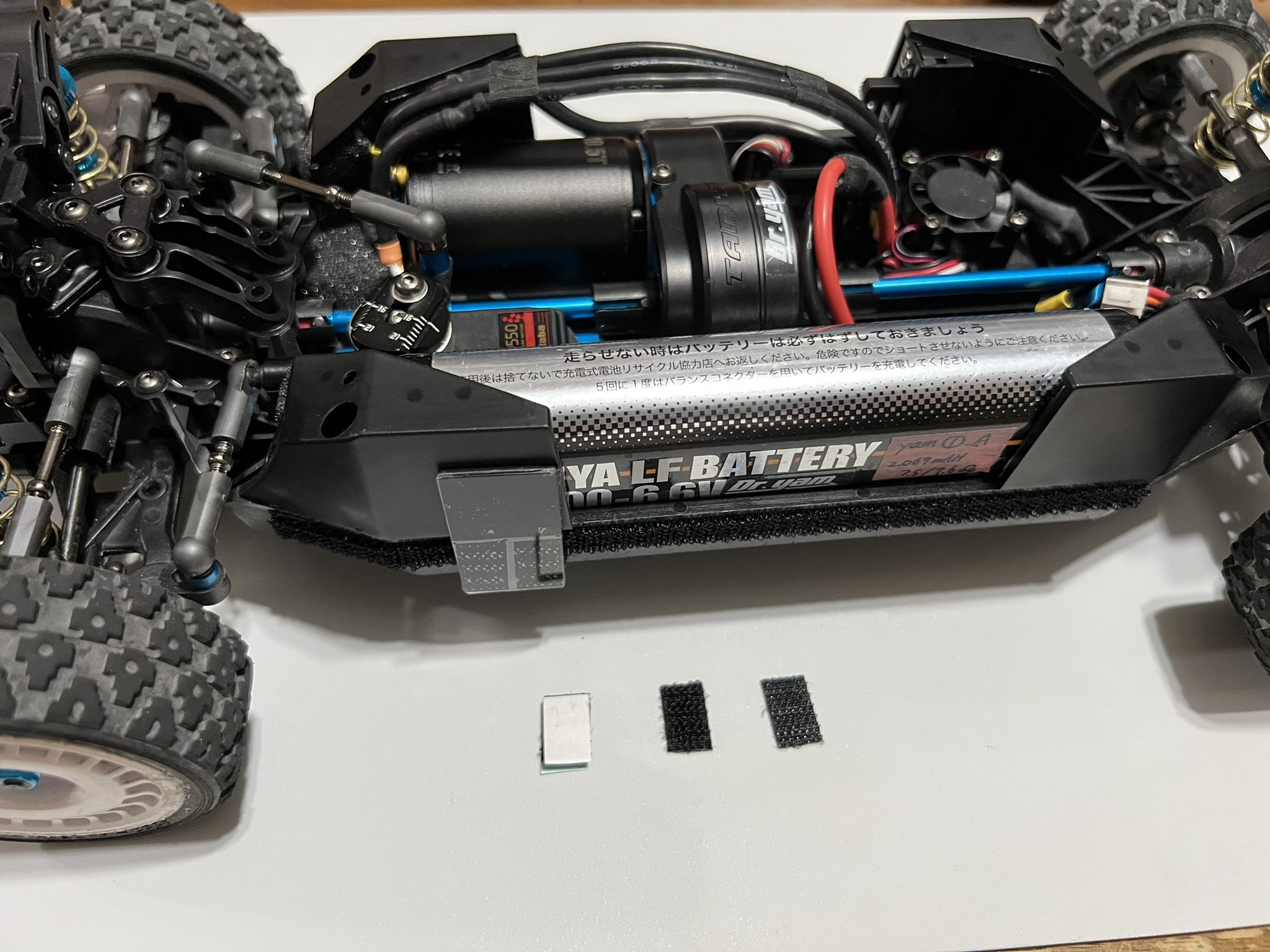 ヤム 山本 Xv02 のバッテリー発射防止策 バッテリーカバーのリヤはネジで固定 前カバーに1mmポリカ板を貼りシャーシとベルクロで固定できるようにした 効果はサーキットでクラッシュテストが必要w シャーシカバーは追加板の部分のベルクロを避ければ