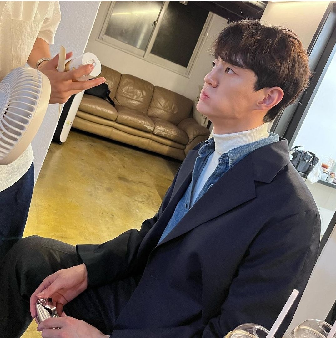 ForMoonSuinn's tweet photo. #SuInnStagram IG: suinn92 [2021.07.28] 

당 충전중 가만히 좀 있으래서🙄
#맨잇수트 #ZEN

 👉https://t.co/fImiH0PR1C

กด ❤ และคอมเม้นให้พี่ซูอินกันค่า

#มุนซูอิน #문수인 #MOON_SUIN #MoonSuIn #MoonSuInn https://t.co/vboo4AG2vm