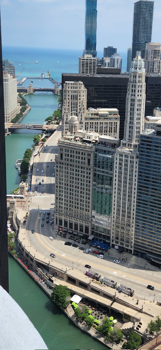 MarcinEFFF's tweet photo. @LHChicago Looking back at @LHChicago from rooftop at Marina Towers https://t.co/hVSrHuuEBj