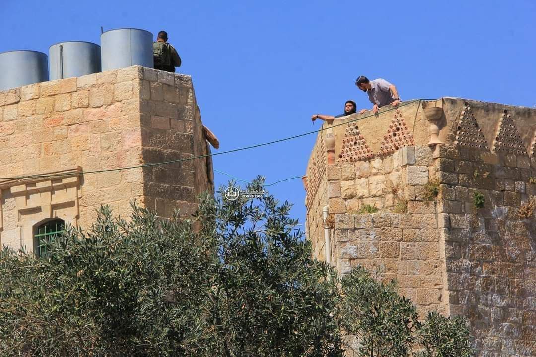 Issaamro's tweet photo. The Israeli settlers escorted by Israeli army occupied anew house in the city of Hebron. 
My family owns a house in the same area, but the Israeli army prevents us from using it. It is #apartheid https://t.co/35hjzveWvN