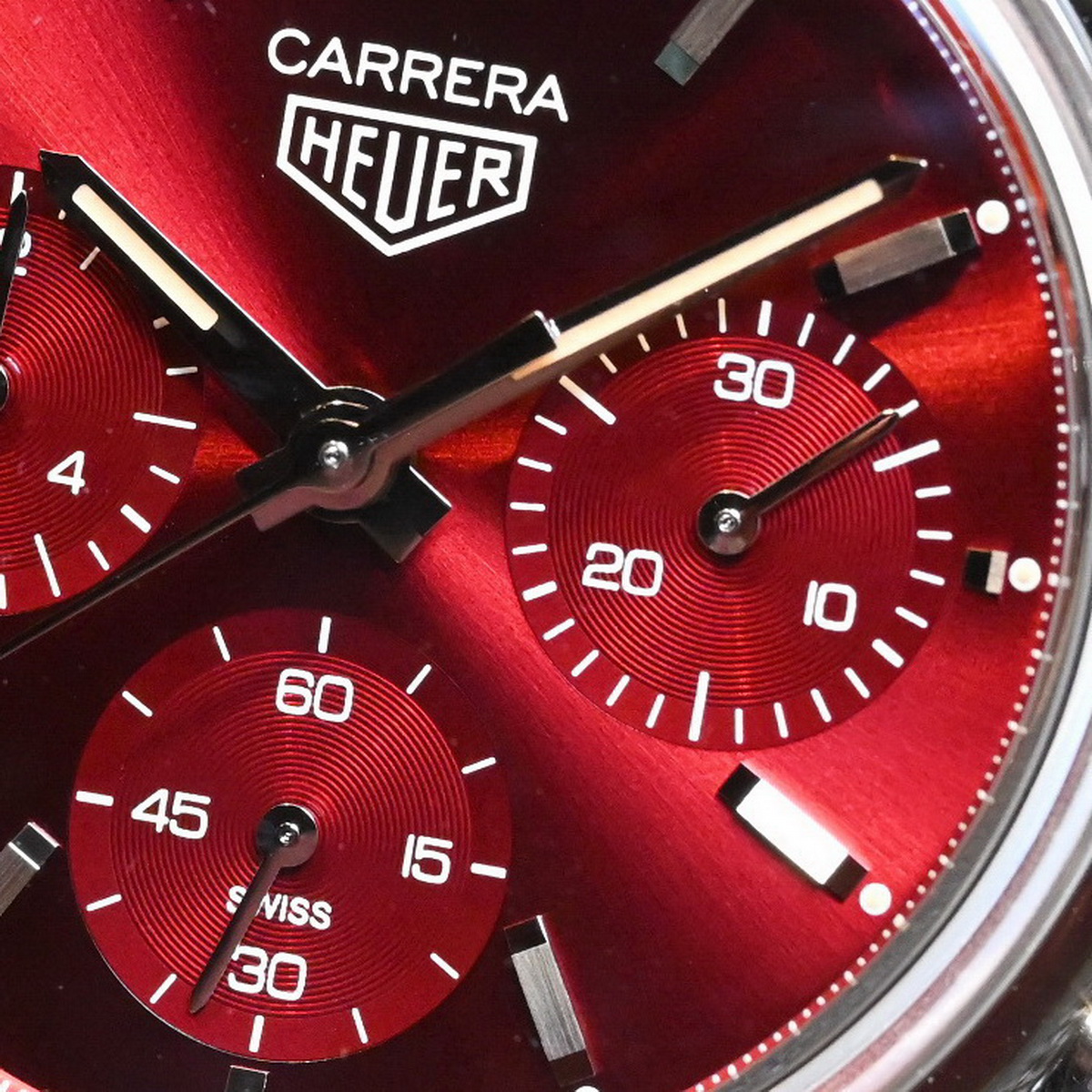 Our posting has live photos of the newest <a href="/TAGHeuer/">TAG Heuer</a> Carrera, the Red Dial Limited Edition.

onthedash.com/carrera-red-di…

We also take a look at the previous eight "Glass Box" Carreras.