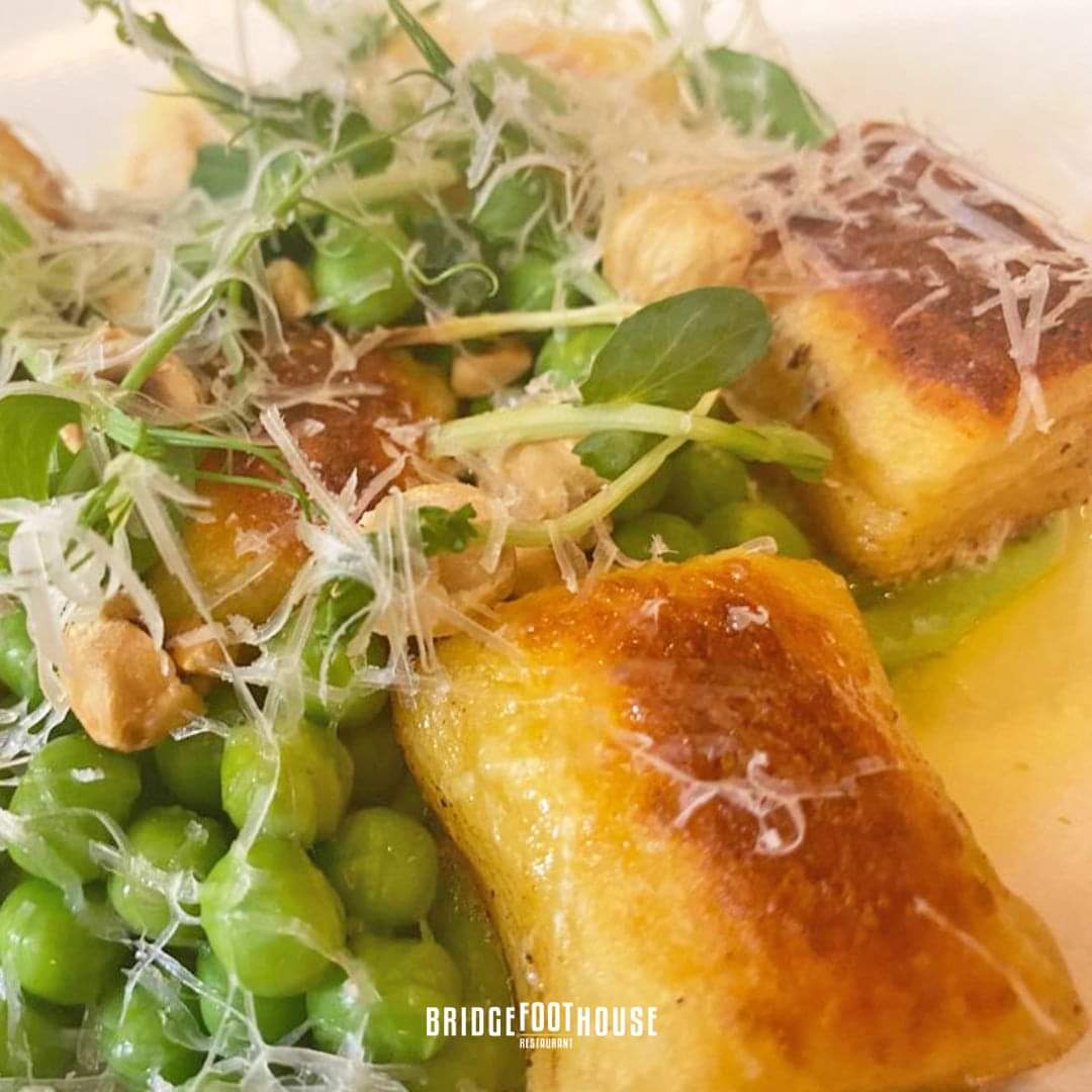 Pop into @Bridgefoothouse  and enjoy an appetising Supreme of Cornfed Chicken, Potato Gnocchi, Garden Peas Made just for you 
Call now to make a booking on 071 914 1716 📞
#bridgefoothouse #thursdaytreat #sligorestaurant #FoodieBeauty @foodguild