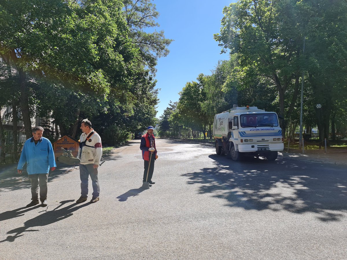 ErzurumKYGM's tweet photo. 'Temizlik İmandandır' Hadis-i şerifinden  yola çıkarak yurtlarımızda çevre temizliğine azami riayet ediyoruz. Atatürk Üniversitemizin aracı asfaltları yıkarken, Alvarlı Efe Yurt Müdürlüğü personeli de mıntıka temizliği yaptı. @kasapoglu @gencliksporbak https://t.co/V51SrGY2Cb