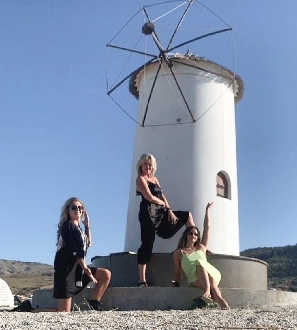 JacqR2's tweet photo. Het is me wat om met Insta generatie op vakantie te gaan.. #wheningreece https://t.co/MLUpeLYBql