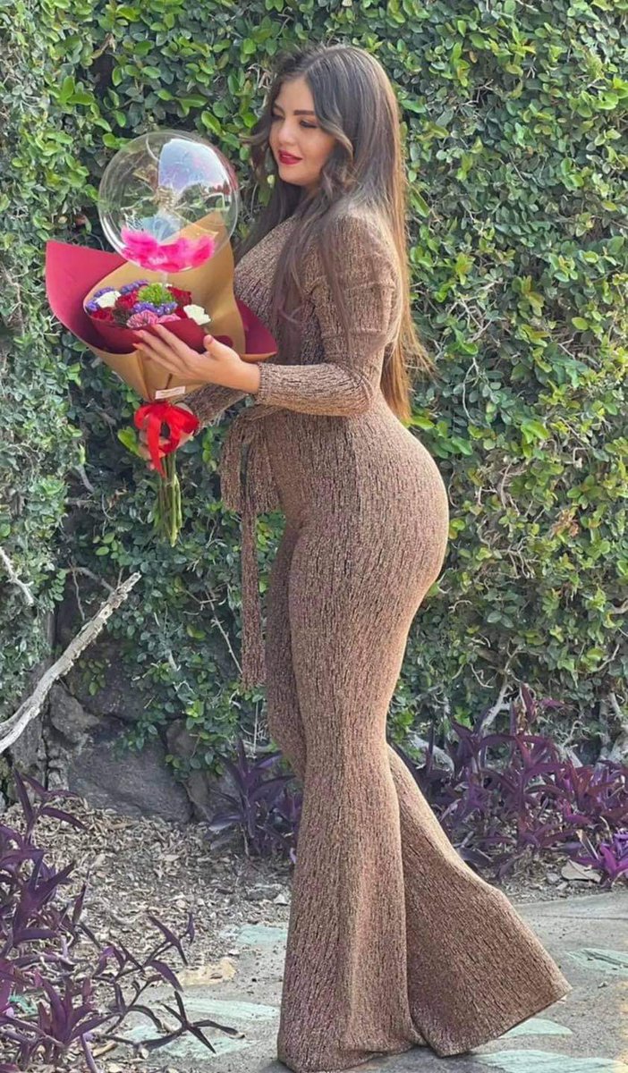 رغم وجودك علنا في حياتهم.. ستظل سري المكتوم.. احبك حد الثمالة.😍