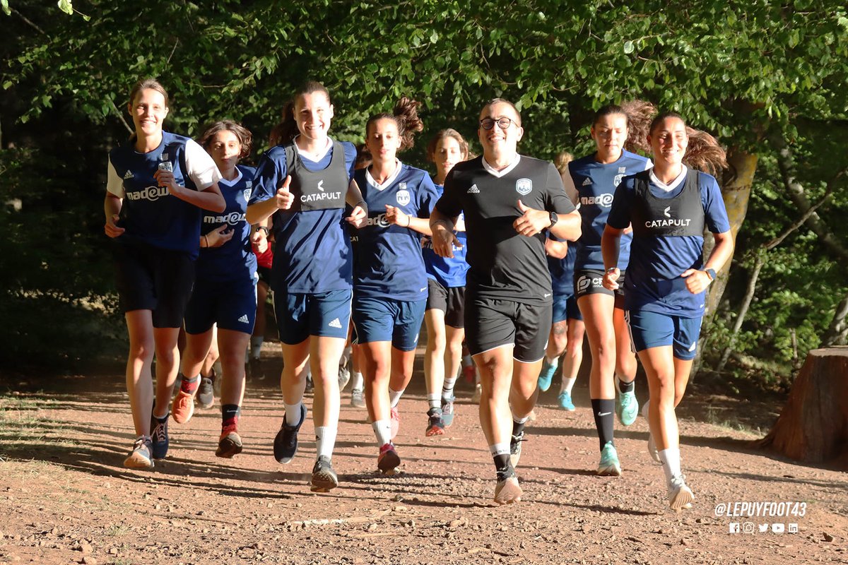 lepuyenvelayfc's tweet photo. Hier c'était reprise pour nos ponotes... avec le sourire 😉💙

#D2Féminine https://t.co/1dQYlFM0bw