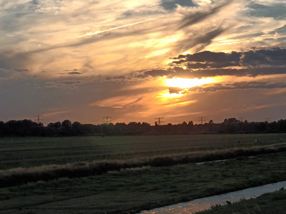 martijn_schum's tweet photo. Zonsondergang boven Hitland. @ParkHitland https://t.co/oW0t7757ay