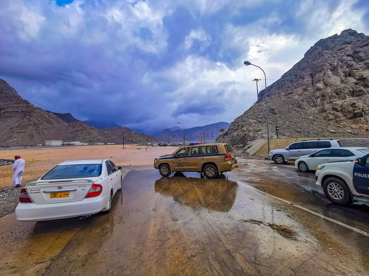 علمنا درس #منخفض_السيل_الخصيب أن #شرطة_عمان_السلطانية و قوات السلطان المسلحة هم السند الحقيقي في المحن والأزمات؛ فكلمة شكراً قليله في حق المخلصين الأوفياء؛ حفظ الله #عُمان وسلطانها 🤲🏻🙏🇴🇲

إبن #مسندم المخلص🇴🇲🌷🙂