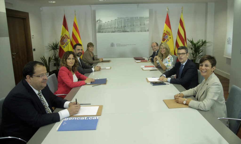 msanroma's tweet photo. Les cares ho diuen tot: quines rialles! Fins i tot la meva gossa reconeixeria els guanyadors i els perdedors. Com deia aquell jugador de basket: lo peor de perder es la cara que se te queda. I jo afegeixo: i les rialles dels guanyadors! https://t.co/uZpQtcncFN