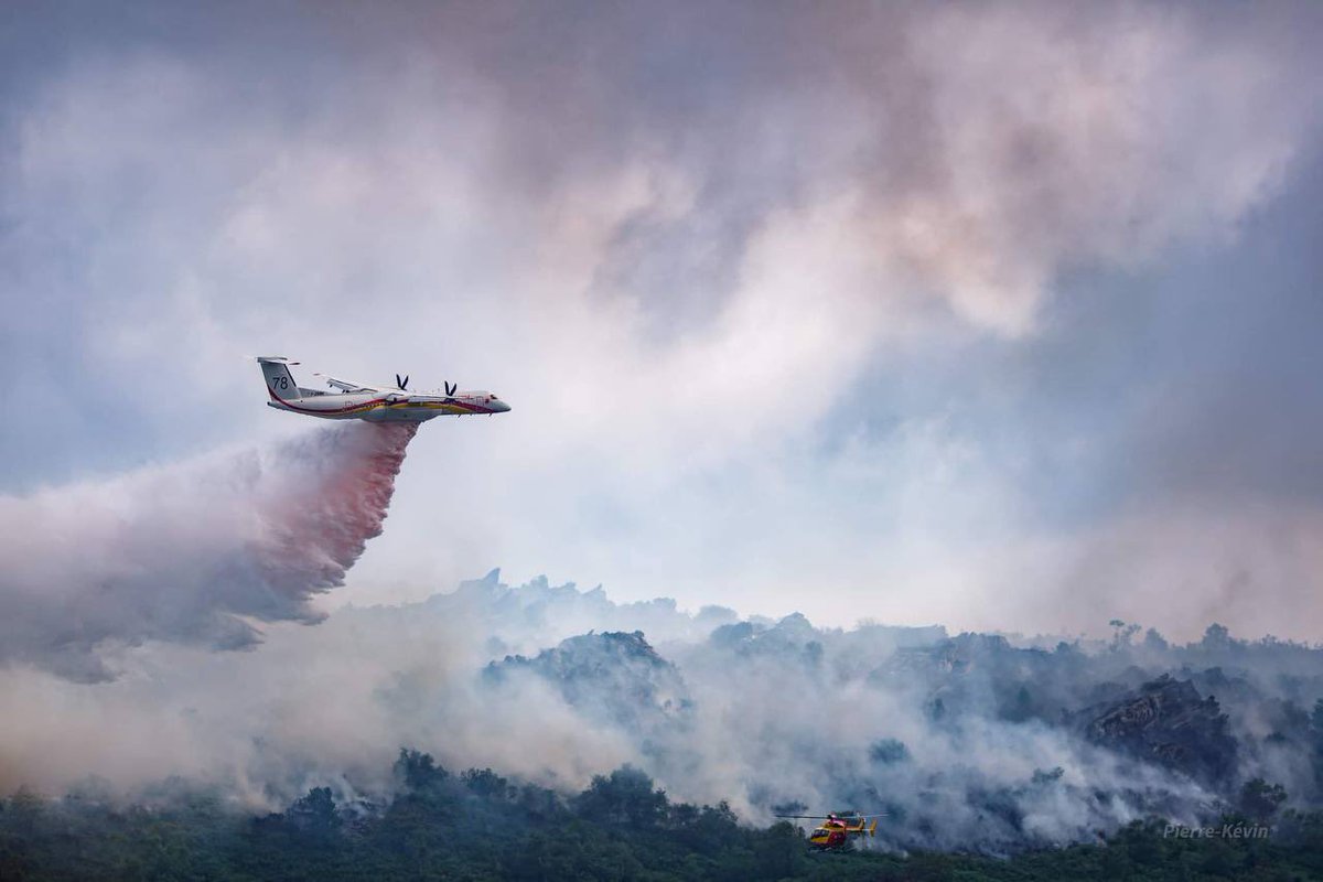 SecCivileFrance's tweet photo. #JeudiPhoto 📸 Avez-vous repéré le #Dragon 29 sur la photo ? Engagé dans  le Finistère sur le #FeudeForêt des monts d’Arrée la semaine dernière, l’hélicoptère a notamment guidé les avions bombardiers d’eau lors des opérations de largage. https://t.co/ADWHKpwnom