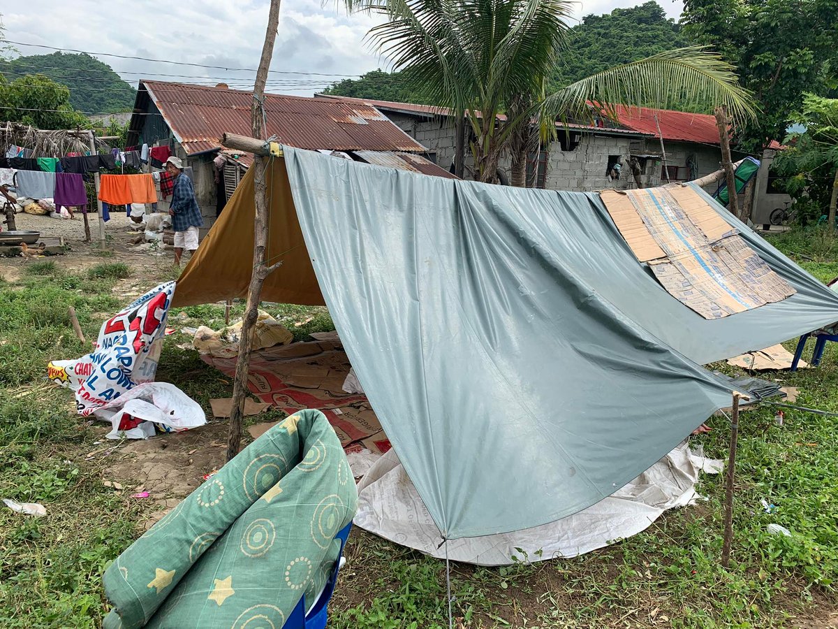smninews's tweet photo. Dumiskarte ang ilang mga residente ng Barangay Pamutic sa munisipalidad ng Pidigan, Abra sa pagtatayo ng tent sa labas ng kanilang mga tahanan.
via Almar Forsuelo
#PrayForAbra
#KeepSafePH
#EarthquakePH https://t.co/zHUpY9MAvv