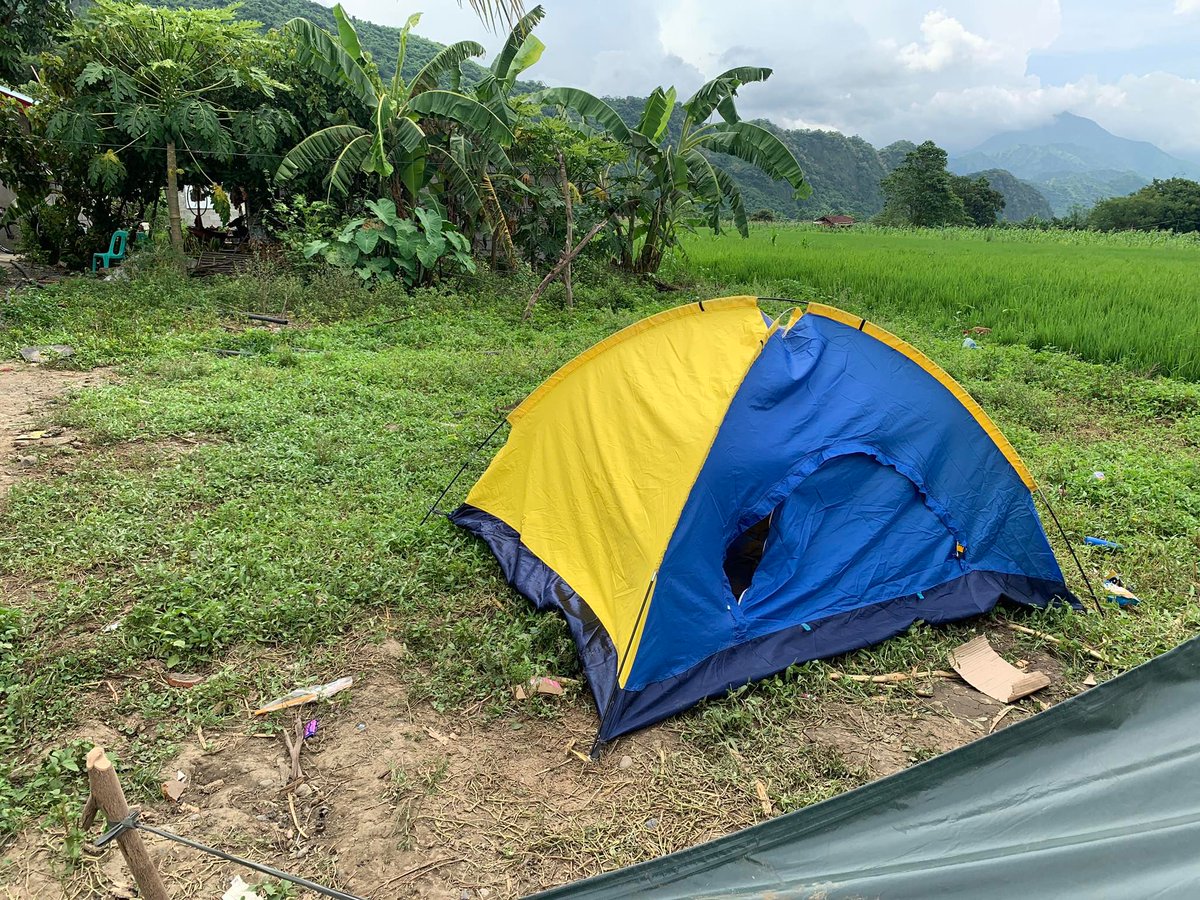 smninews's tweet photo. Dumiskarte ang ilang mga residente ng Barangay Pamutic sa munisipalidad ng Pidigan, Abra sa pagtatayo ng tent sa labas ng kanilang mga tahanan.
via Almar Forsuelo
#PrayForAbra
#KeepSafePH
#EarthquakePH https://t.co/zHUpY9MAvv