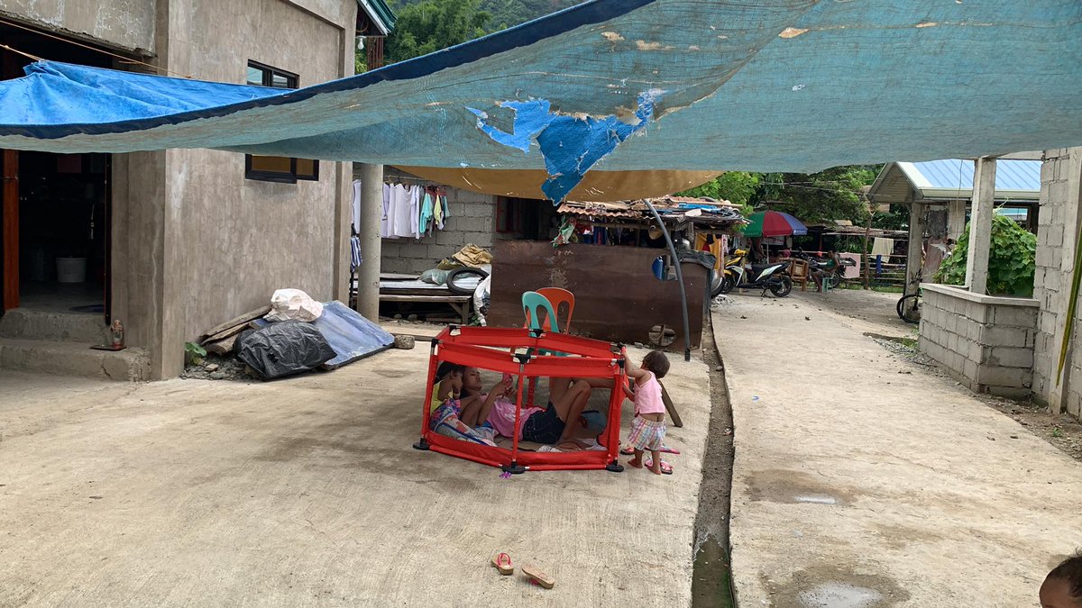 smninews's tweet photo. Dumiskarte ang ilang mga residente ng Barangay Pamutic sa munisipalidad ng Pidigan, Abra sa pagtatayo ng tent sa labas ng kanilang mga tahanan.
via Almar Forsuelo
#PrayForAbra
#KeepSafePH
#EarthquakePH https://t.co/zHUpY9MAvv
