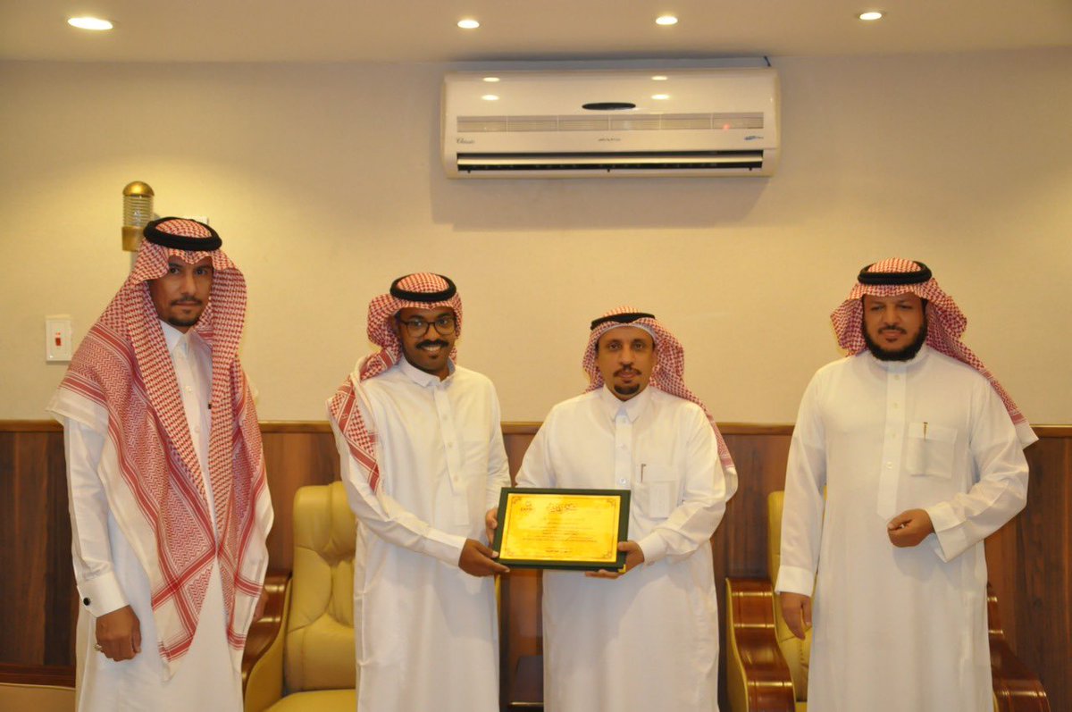 MOE_TIF's tweet photo. مدير عام #تعليم_الطائف يشيد بجهود فريق العمل بالشؤون الإدارية والمالية وتحقيق مركزاً متقدماً على *مستوى الجهات الحكومية لكفاءة الإنفاق* في الربع الرابع من العام المالي (2021) والربع الأول من العام المالي (2022)، بحضور المساعد للشؤون المدرسية والمساعد للخدمات المساندة. https://t.co/58gZ3Ge60H