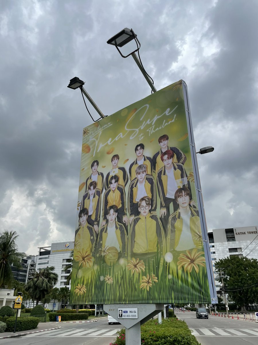 ป้าย #WelcomeTREASUREtoTHAILAND จำนวน 2 ยูนิต 4 รูปที่ได้มาจากการร่วมโดเนตของทึเมไทยถูกติดตั้งเรียบร้อยแล้วค่ะที่บริเวณด้านหน้า IMPACT Arena และป้ายรถเมล์ AKTIV Sq

แวะชม แวะถ่ายรูปกันได้ถึงวันที่ 1 ส.ค.ก่อน 6 โมงเย็นค่ะ📸