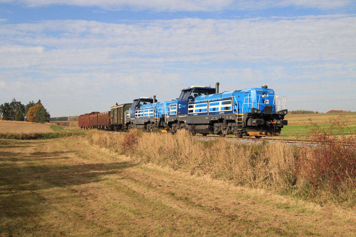 EffiShuntery 1000 společnosti ČD Cargo, a.s. řady 744.114 a 744.112 na snímku zachytil v říjnu minulého roku Martin Daňhel. Lokomotivy na trase z Jemnice do Moravských Budějovic sjíždí ke stanici Jackov.