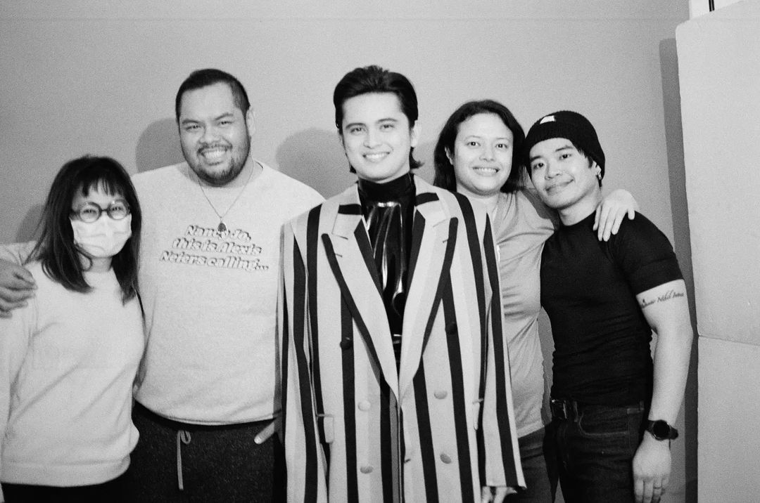 leigh3112's tweet photo. Team photo with @tellemjaye for @abookof
Grooming @sonialeeartistry
Styling @lil_saigon
Producer @louielouie16
#graphicsmetropolis #jamesreid
#abookof #abookofmagazine
©️https://t.co/uVEB3EX3k2 https://t.co/uOhAKYcacZ