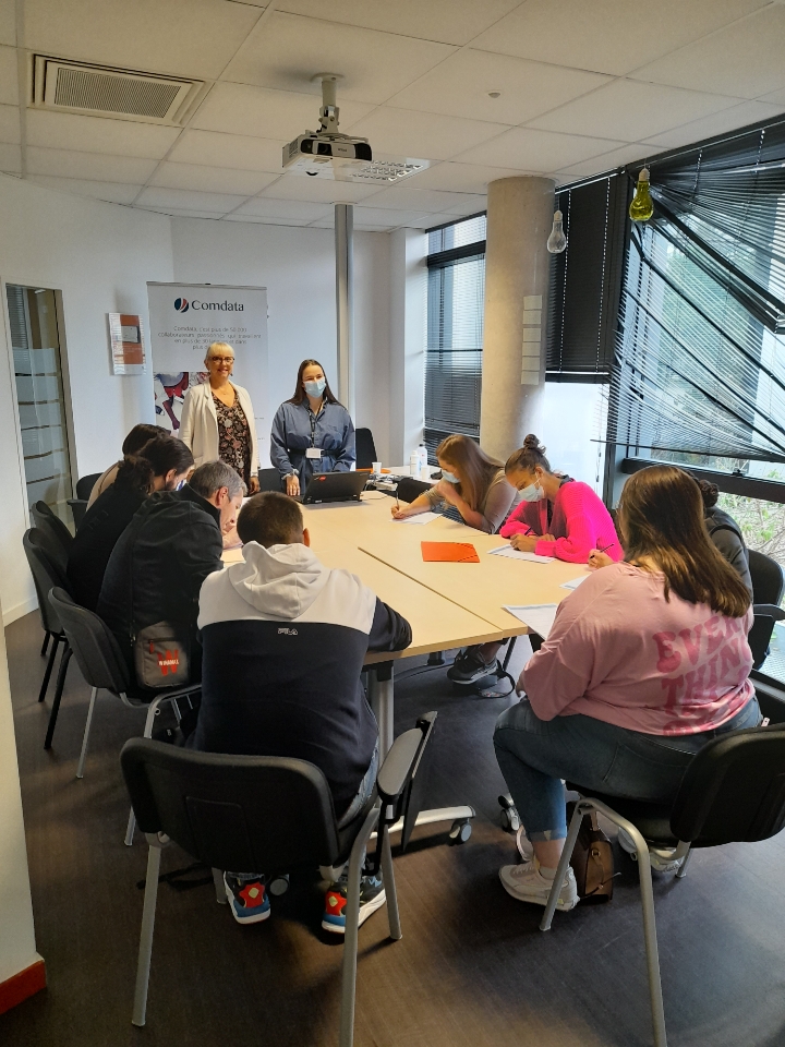 En cours de recrutement au @poleemploi_HDF #Amiens avec le Centre de Relation Client COMDATA , 8 personnes en recherche d'emploi rencontrent l'entreprise.👍De belles perspectives de retours à l'emploi.@FredericDanel <a href="/Alain_Gest/">Alain Gest</a> <a href="/LamblinPhilippe/">Philippe Lamblin</a> @CCIAmiens <a href="/Prefet80/">Préfet de la Somme</a>